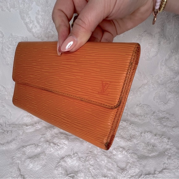 LOUIS VUITTON • MANDARIN EPI • INTERNATIONAL TRIFOLD WALLET - Picture 3 of 10